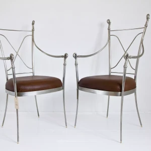 Para metalowych krzeseł w stylu industrialnym