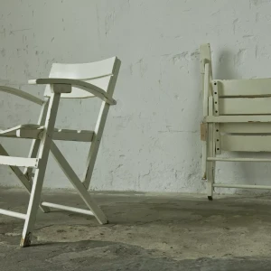 Para białych składanych krzeseł vintage