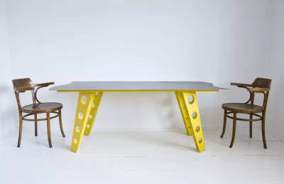 Żółty metalowy stół